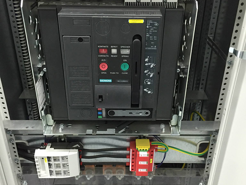 SESTAVA NIZKO NAPETOSTNIH STIKALNIH IN MERILNIH NAPRAV